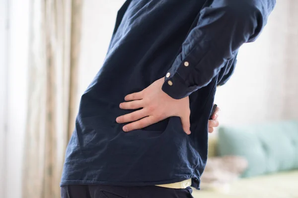 Uma pessoa sentindo a dor nas costas, estresse problema de doença de excesso de trabalho — Fotografia de Stock