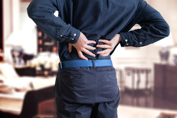 Людина відчуває біль у спині, стрес проблема перевтоми хвороби — стокове фото