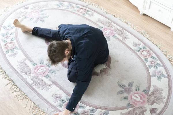 En ung man stretching hemma, gör lite fitness motion — Stockfoto