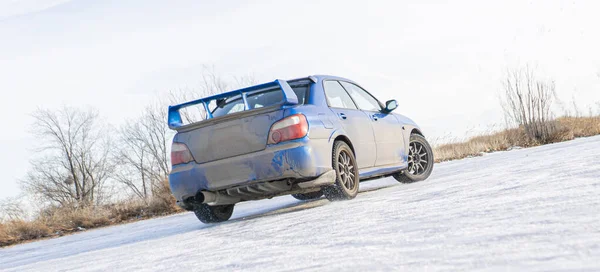 눈이 내리는 계절, 떠다니는 겨울 자동차 타이어 — 스톡 사진