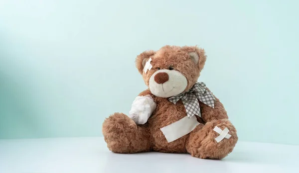 Ağrı ve hastalık sorunu, bandaja sarılı oyuncak ayı, kaza yaralanması.