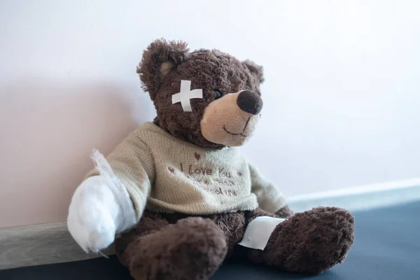 疼痛和疾病的概念,泰迪熊玩具包扎绷带,意外伤害 — 图库照片