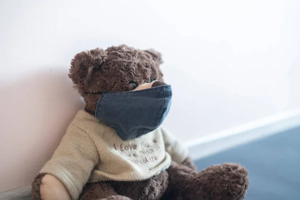 带防护面罩的玩具玩具玩具玩具玩具熊，科罗纳威斯流行病的概念 — 图库照片