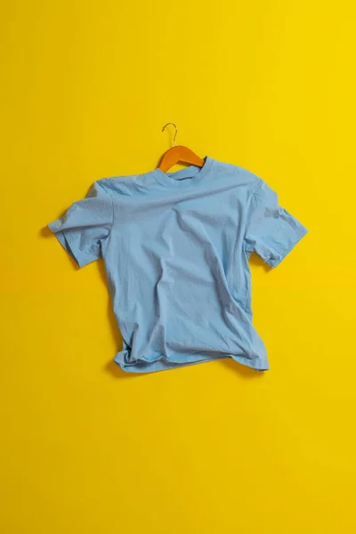 Uma nova t-shirt plana leigos roupas novas, tecido casual, conceito minimalista — Fotografia de Stock