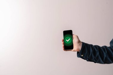 Telefonla elektronik ödeme yapan bir kişi.