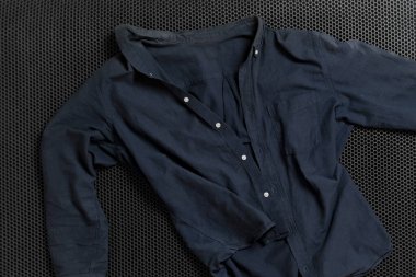 Yeni, sade, klasik, sıradan, düz bir gömlek, yukarıdan görünüm