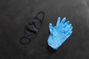 kişisel koruyucu ekipman, maske ve eldiven düz yalıtılmış, covid-19 epidemiyoloji konsepti
