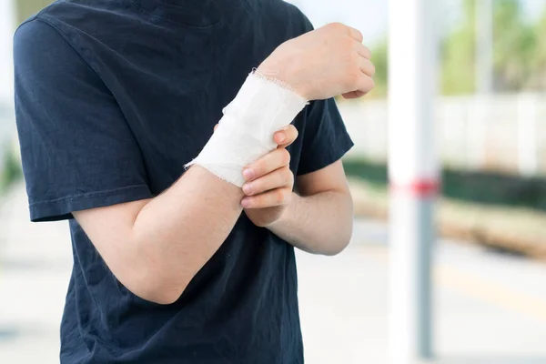 Fehér kötéssel a karjában lévő férfi személy, orvosi fájdalom és sérülés, fájdalom — Stock Fotó