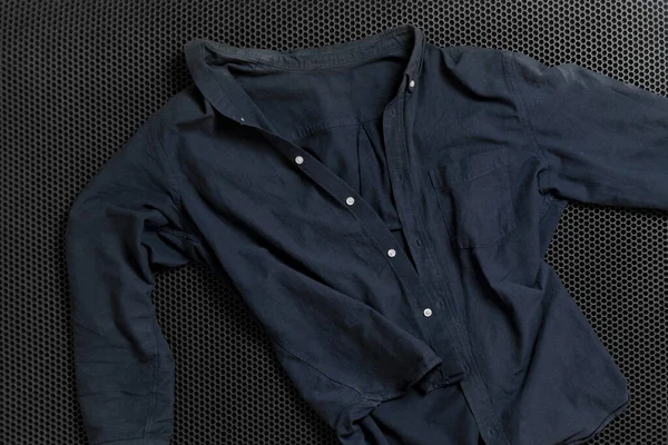 Yeni, sade, klasik, sıradan, düz bir gömlek, yukarıdan görünüm
