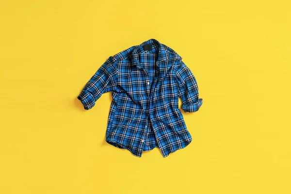 Um novo simples checkered clássico casual camisa plana leigos, vista de cima — Fotografia de Stock