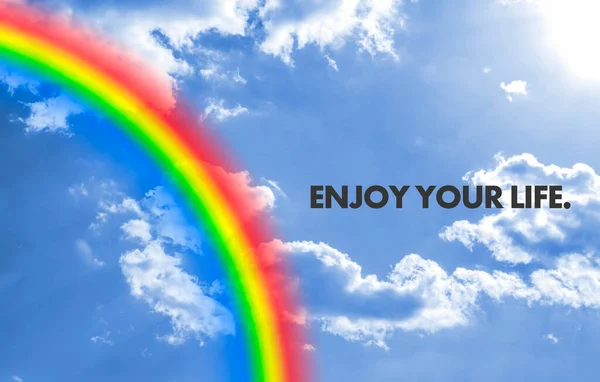 Arco-íris no céu nuvens com o motivationaltext, sentir a liberdade e vida feliz — Fotografia de Stock