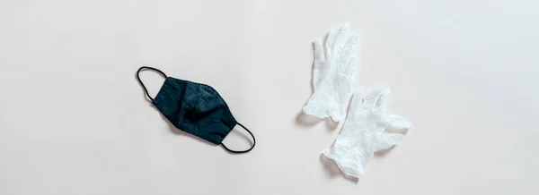 Un dispositivo di protezione individuale, maschera e guanti piatto lay isolato, concetto epidemiologia covid-19 — Foto Stock