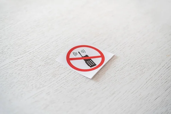 Un teléfono prohibido símbolo de signo prohibido pegatina en la pared aislado —  Fotos de Stock