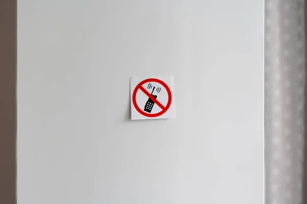 Телефон заборонений символ заборонений наклейка на стіну ізольовано — стокове фото
