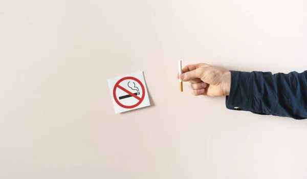 公共の場所の壁に喫煙制限ステッカーのシンボルエリアはありません — ストック写真