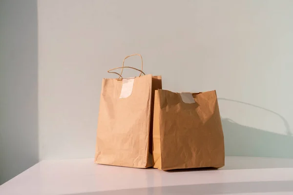 Los dos paquetes de papel con alimentos entregados a casa — Foto de Stock