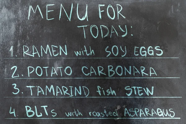 Czarna tablica z tekstem menu w ulicznej restauracji — Zdjęcie stockowe