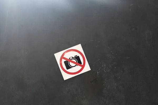 Uma câmera proibiu o ícone do símbolo adesivo na parede em local público, área de restrição de tiro — Fotografia de Stock