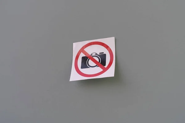 A camera banned symbol icon sticker on the wall in public place, shooting restriction area — Stockfoto