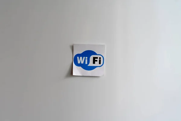 Een teken van wi-fi op de muur, abstracte sticker bevestigd op openbare plaats — Stockfoto