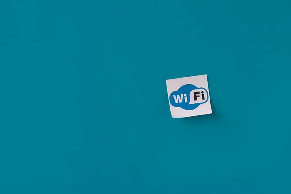 Un signo de wi-fi en la pared, pegatina abstracta adjunta en lugar público —  Fotos de Stock