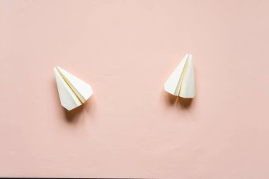 Raylı kağıt uçaklar, yukarıdan görüş, basit seyahat konsepti.