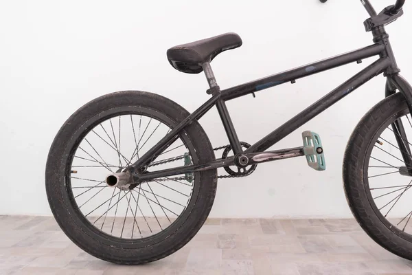 Uma bicicleta bmx preta de pé perto da parede, equipamentos esportivos extremos — Fotografia de Stock