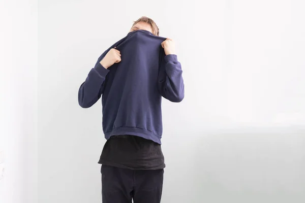 A man put on the sweatshirt hoodie clothes — Stok Foto