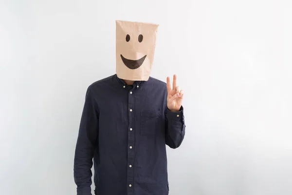 Egy személy papírzacskóval a fején egy mosollyal, boldog siker koncepció — Stock Fotó