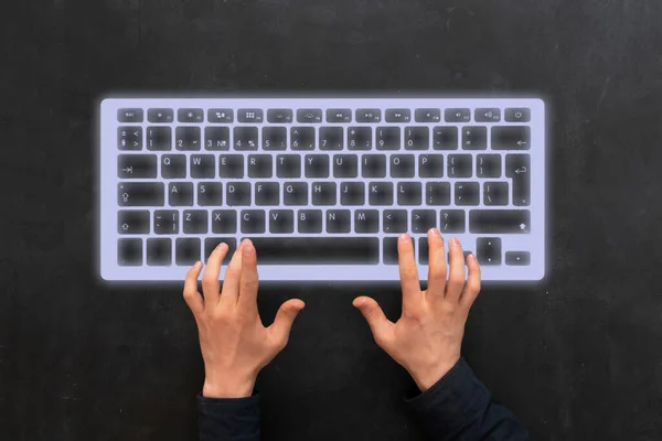 Una persona usando un teclado de computadora holograma, concepto de tecnología futurista —  Fotos de Stock