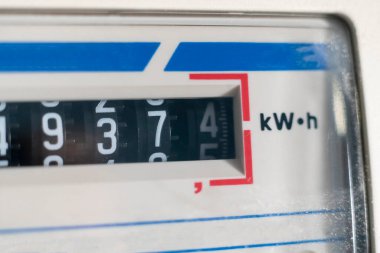 Elektrik watt sayacının makro görüntüsü, evde kilovat hesap makinesi sayacı, tasarruf ekonomisi