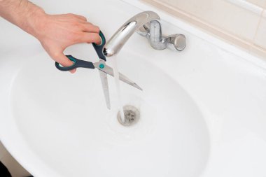 Suyu azaltma konsepti, insan vincin su akışını kesiyor.