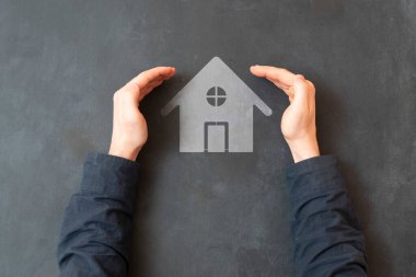 bir el ev ikonunu, emlak güvenliği kavramını korur