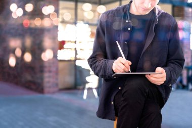 bir dijital tasarımcı Stylus ile tablet üzerinde resim yapıyor