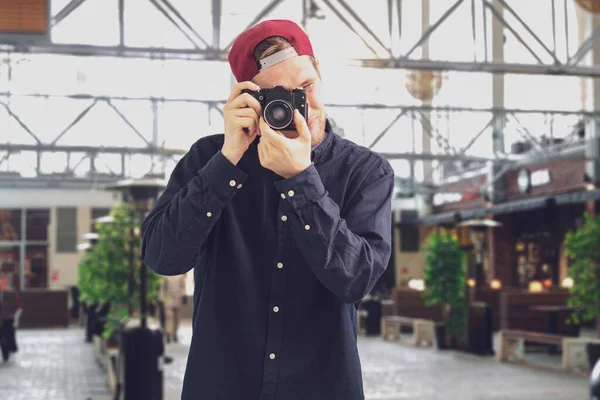 Una persona masculina sosteniendo una cámara vintage y ajustes djust, tendencia a la antigua — Foto de Stock