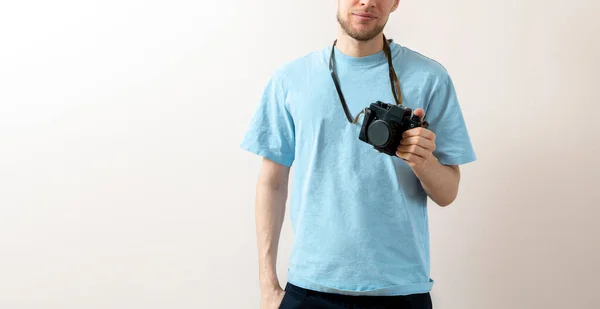 Счастливый человек, держащий старинную камеру и делающий фотографии — стоковое фото
