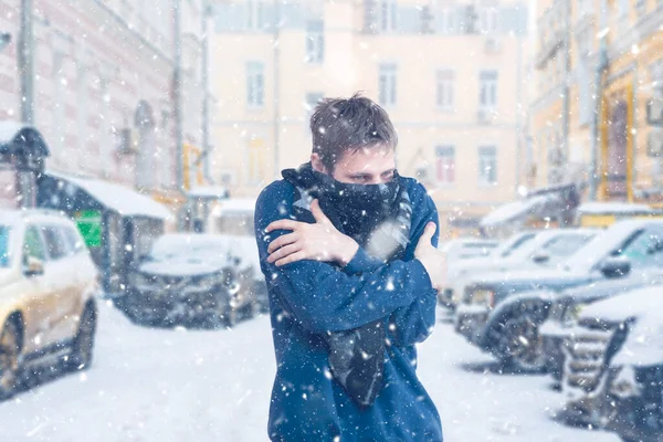 Una persona masculina sintiéndose enferma, helada afuera, invierno nevado —  Fotos de Stock