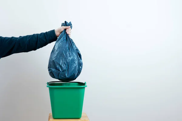 Una persona deja caer la basura en el cubo de basura — Foto de Stock