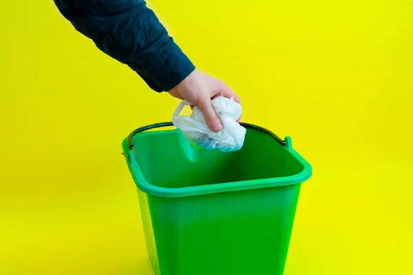 Una persona deja caer la basura en el cubo de basura — Foto de Stock