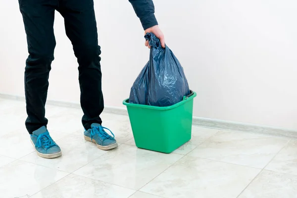 Una persona deja caer la basura en el cubo de basura — Foto de Stock