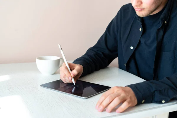 Un diseñador digital haciendo la ilustración en la tableta con lápiz óptico — Foto de Stock
