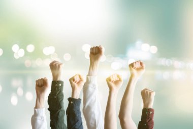 Eşitlik için protesto sembolü olarak ellerini havaya kaldıran insanlar. özgürlük.