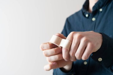 Eline tıbbi bant uygulanması, cilt ağrısı önleyici sıva.