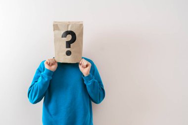 Kafasında soru işareti olan kese kağıdı olan kişi, sorunun sembolü.