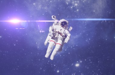 Uzay boşluğunda bir kozmonot. Yıldızlar ve ışık huzmesi olan bir galaksi arkaplanı. Bu görüntünün unsurları Nasa tarafından desteklenmektedir