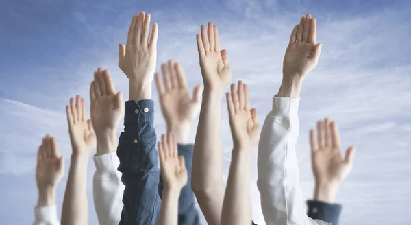 Le peuple les mains levées dans l'air, vote, élection, démocratie — Photo