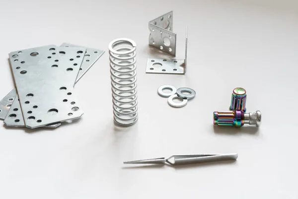 Een metaal engineering reserveonderdelen details plat lay, gereedschappen en apparatuur project — Stockfoto