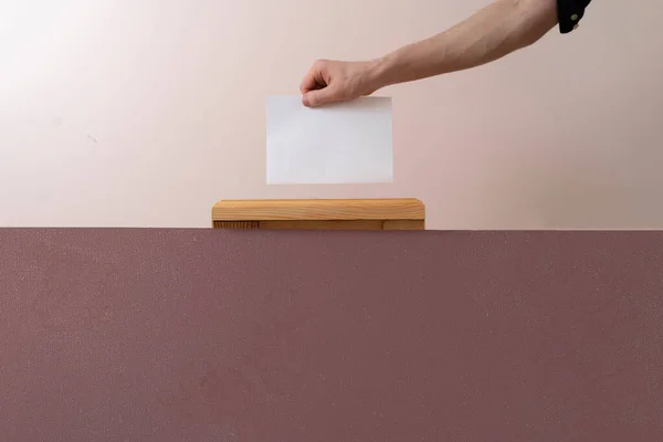 Ręka wyborcy umieścić papier w urnie, wybory demokracji — Zdjęcie stockowe