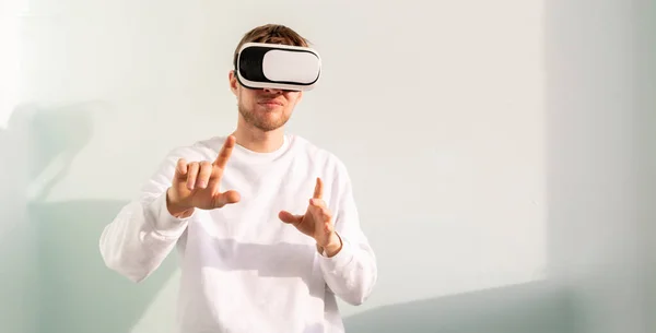 Egy fiatal férfi futurisztikus virtuális valóság szemüveg, vr technológia — Stock Fotó