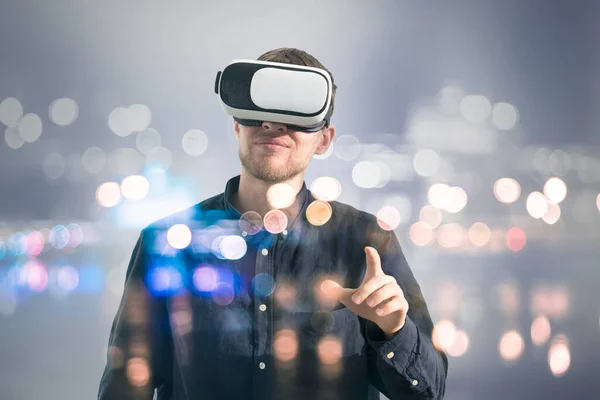 Egy fiatal férfi futurisztikus virtuális valóság szemüveg, vr technológia — Stock Fotó